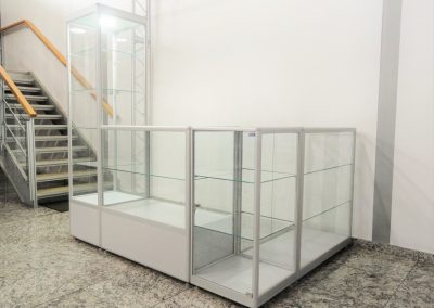 Conjunto de vitrines linha PDV formando um quiosque. Ideal para formar quiosques em lojas ou corredores de shopping center.